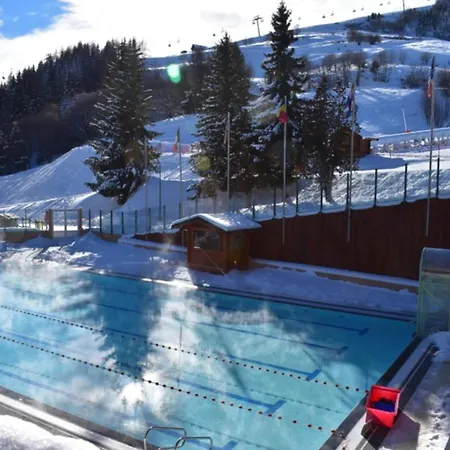 Skis Aux Pieds Avec Balcon Et Acces Piscine - Fr-1-267-235 Le Corbier